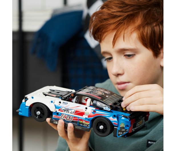 LEGO Technic 42153 Nowy Chevrolet Camaro ZL1 z serii NASCAR® - 1091322 - zdjęcie 2